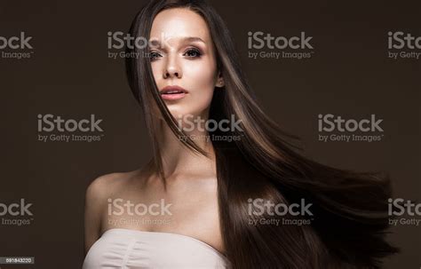 Schöne Brünette Mädchen In Bewegung Mit Einem Perfekt Glatte Haar
