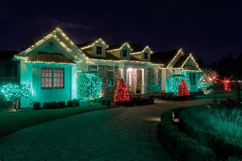 How To Hang Christmas Lights From Your Roof Roofmaster Ottawa
