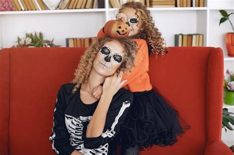 Хэллоуин мать и дочь в костюме хэллоуина в мексиканском стиле семья дома Бесплатно Фото