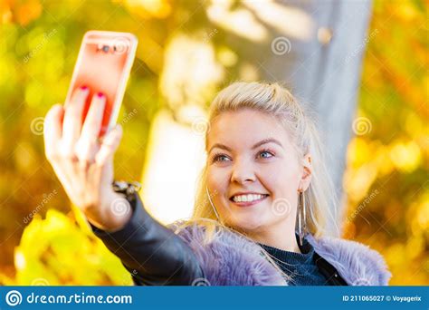 Fashion Girl Take Selfie Photo In Autumn Park Stock Image Image Of Selfie Phone 211065027