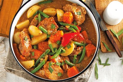 Warm up with a hearty bowl of chicken stew packed with tender chunks of chicken and savory veggies. Quick chicken stew with vegetables: RECIPE | Mzansi365.co.za
