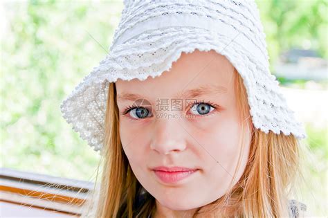 长着大蓝眼睛的可爱女孩女学生童年白色金发眼睛孩子蓝色高清图片下载 正版图片 摄图网