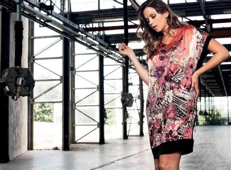 Fino a qualche tempo fa, le donne con qualche chilo in più facevano davvero fatica a trovare un abito per andare ad una cerimonia. Abiti da Cerimonia Taglie forti eleganti
