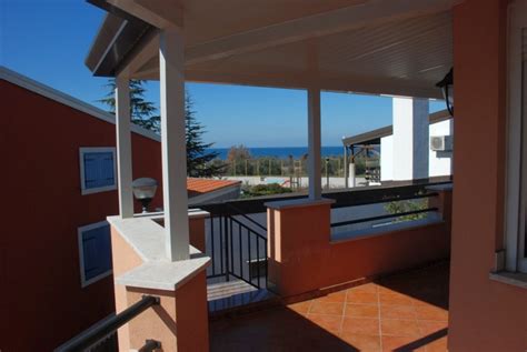 Haus kaufen doppelhaushaelfte dhh ottobeuren 87724 oberallgäu kreis. Haus mit Meerblick in Istrien zum Verkauf, Novigrad