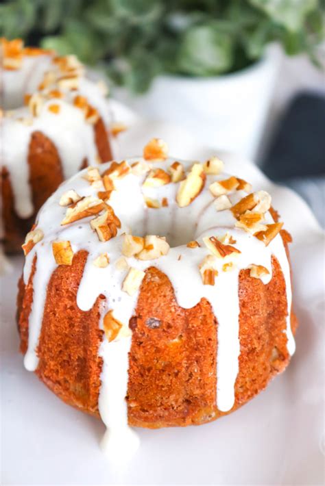 We think of them as a baker's secret weapon: Hummingbird Mini Bundt Cakes - Big Bear's Wife - A Southern Favorite