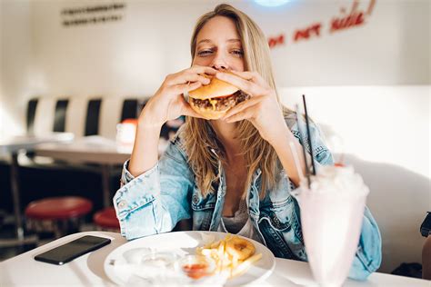 People Are Eating Burgers Differently And We're Really Confused