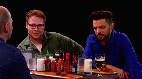Hot Ones Staffel Folge Seth Rogen And Dominic Cooper Suffer While Eating Spicy Wings