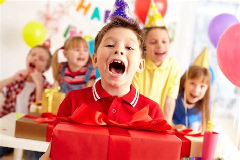 Niño Celebrando Su Cumpleaños Descargar Fotos Gratis