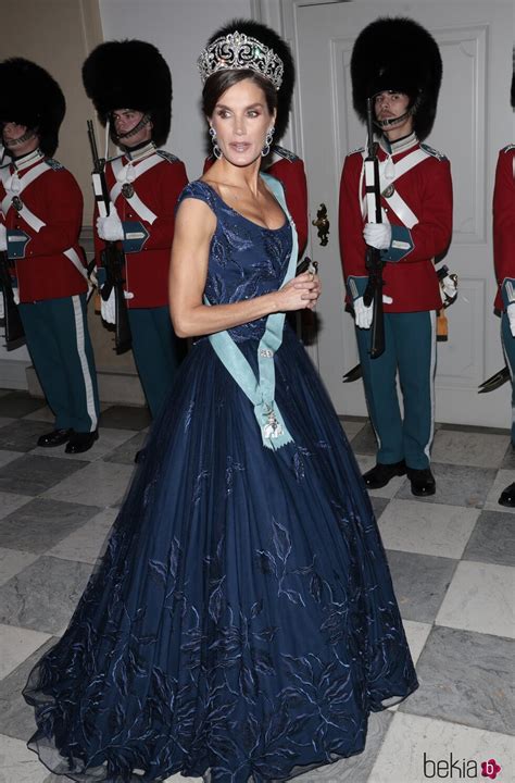 La Reina Letizia Con Un Vestido Azul De Felipe Varela En La Cena De