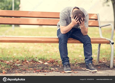 Triste Hombre En El Banco Fotografía De Stock © Sssss1gmel 163425016