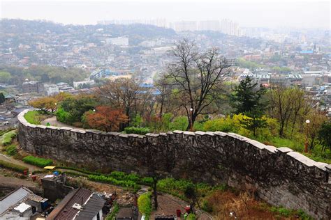 Seoul City Wall At Seongbuk Dong Seoul Korea Du Lịch Seoul Hàn Quốc