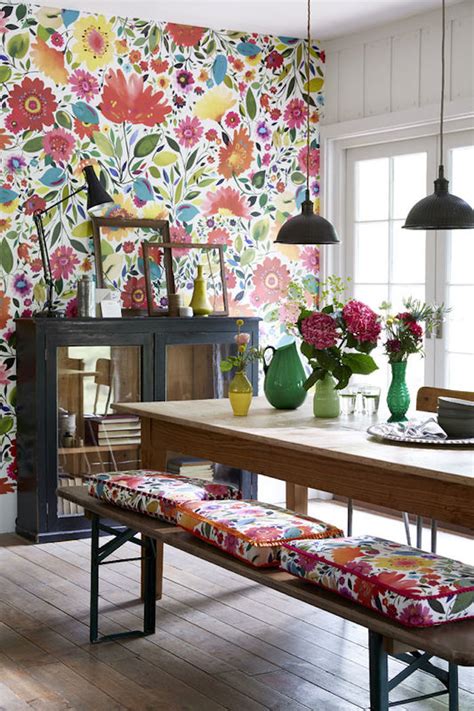 35 Awesome Rooms With Colorful Wallpaper
