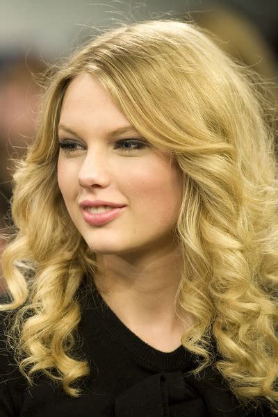 ostylist.com: Taylor Swift Curly Hairstyle!