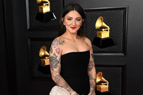 Thumbs Up Julia Michaels Is Normalizing Body Hair On The Grammys Red