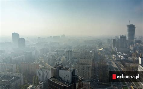 Charakterystyczny zapach sadzy roznosi się po całym mieście. Smog w Warszawie. Bielany zielonymi płucami Warszawy? Nie ...