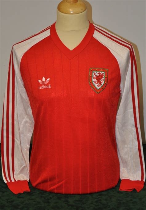 Team gb shirt jersey xl giggs football soccer adidas manchester united wales. Wales Home football shirt 1983 - 1984.