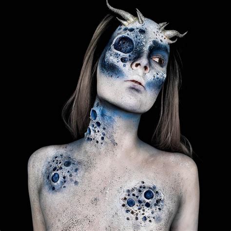 20+ Stupendous Body-Paint Costumes For Halloween - TWBLOWMYMIND