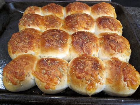 i am a foody cheese rosemary pull apart dinner rolls