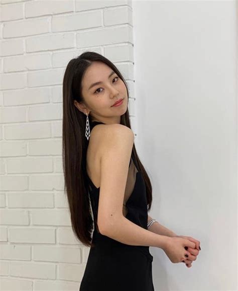 Known as mandu or the chic of wg also. 안소희, 우아한 드레스 자태