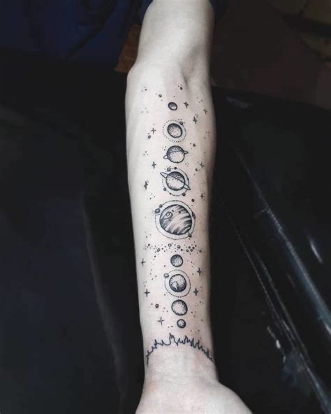 Tatuagem De Planetas 40 Desenhos Para As Amantes De Astronomia Tatuagens Planetas Tatuagem