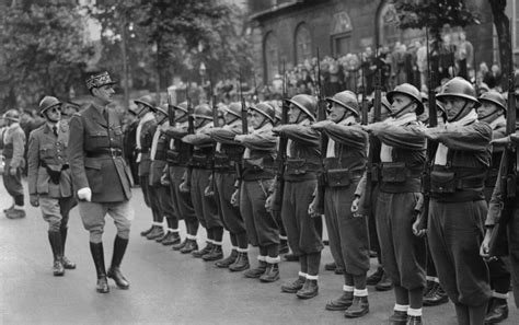 Reddition Contre Esprit De Résistance Le 14 Juillet 1940 Pétain Et