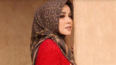 Penampilan Kece Olla Ramlan Dengan Hijab Bermotif Laksana Berita