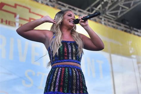 Breaking Lauren Alaina Reveals She S Engaged Introduces Her Future Husband On Stage At The