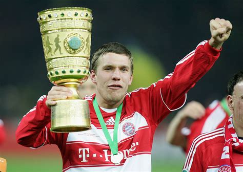 Pridružio se 1.fc kölnu, a za prvi tim zaigrao je 2003.odigrao je 81 utakmicu za ovaj klub prije prelaska u bayern 2006. BERLIN - APRIL 19: Lukas Podolski of Munich celebrates with the trophy after winning the DFB Cup ...