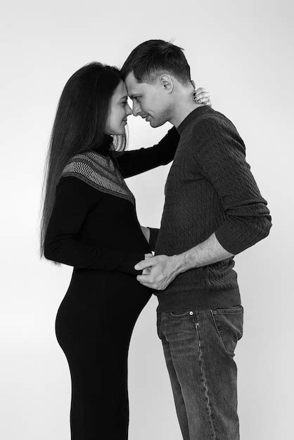 Le Mari Embrasse Sa Femme Enceinte Et Touche Son Ventre Photo Premium