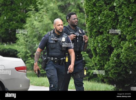 Prinz Georges County Police Officer Geht Durch Die Gegend Und Sucht