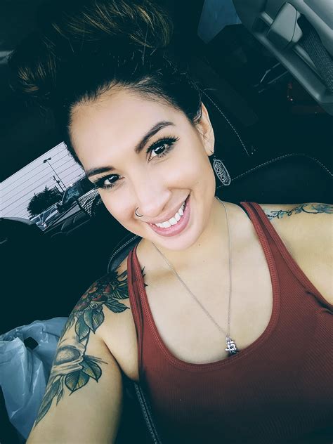 Latina Selfie R Faces