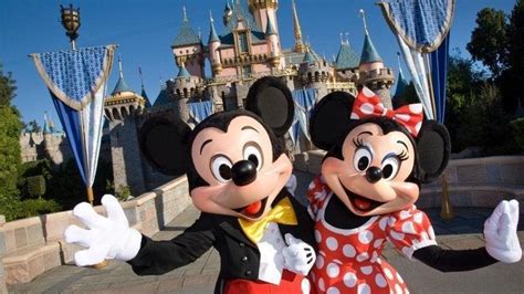 Mickey Mouses Reaction To Man Proposing To Minnie Goes Viral