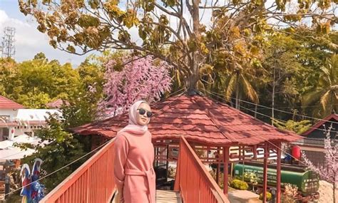 Nama taman sakura berkaitan dengan keberadaan tanaman bunga sakura di objek wisata ini. 10 Foto Taman Sakura Bandar Lampung 2020 Tiket Masuk Harga Sewa Baju di Lokasi Bukit Kemiling ...