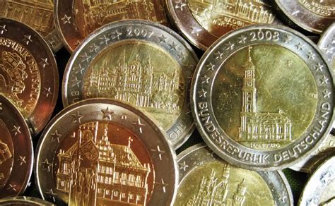 A nueve símbolo mamífero monedas de 2 euros valiosas precios vacío