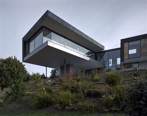 Cantilevered House Rises Over The Treetops To Capture The Best Views