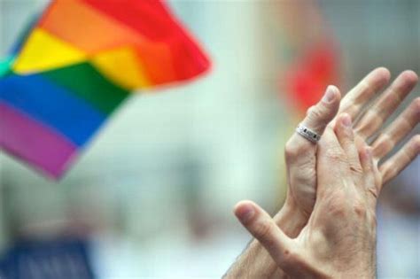 El día internacional del orgullo lgbt, es una serie de eventos que cada año los colectivos lgtb celebran de forma pública para instar por la tolerancia y la igualdad de derechos. Día del Orgullo Gay: ¿Sabes por qué se celebra el 28 de ...