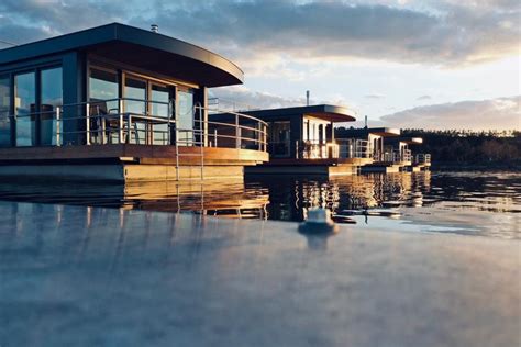 Bei dem projekt «wohnhafen scado» seien 20 schwimmende häuser vorgesehen sowie neun häuser auf der landseite. Hausboote mieten im Leipziger Seenland - Floatinghouses.de