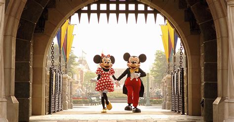 Disneyland Talking Mickey Mouse Character Meet Greet