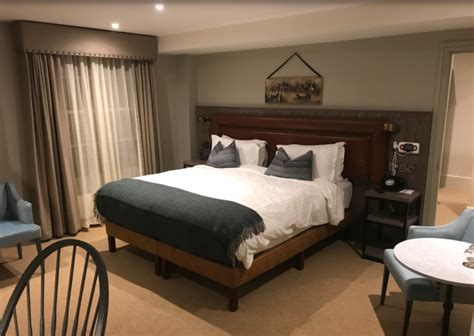 Seperti pada ruangan kamar ini yang tampak mewah dengan hampir keseluruhannya berwarna emas kombinasi coklat muda. 5 Desain Kamar Tidur Minimalis Mewah Yang Membuat Tidur ...