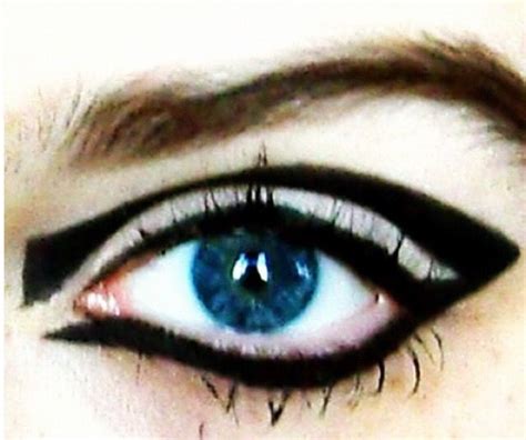 Egyptian Style Eyeliner If You Do This Eye Be Sure To Sculpt Your Eyebrows Egyptian Make Up