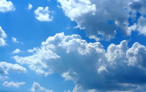 Cielos Brillantes Nubes Mullidas Foto De Archivo Imagen De
