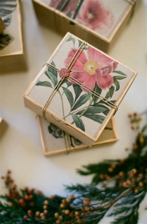 I'm so excited to share some ideas for wrapping christmas gifts using your favorite family photos. DIY Gift Wrapping Tutorial | DIY Weddings | OnceWed.com