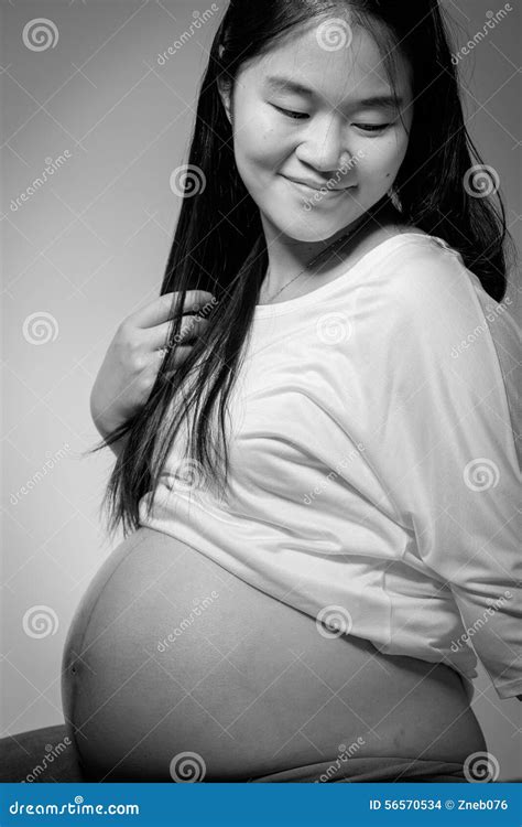 Schwangere Frau Des Asiaten Im Studio Auf Weißem Hintergrund Stockfoto