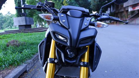 The clocks are basic (digital speedo/analogue rev counter) but that suits the motard look. 2019 Yamaha MT-15: Specs, Features, Price, Category