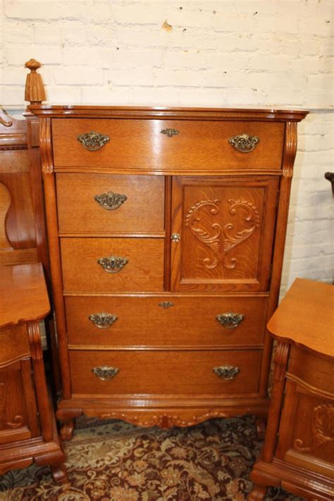 Renting a furnished room in my 4 bedroom home. Sold Price: 5pc Lexington Oak Queen Bedroom - October 1 ...