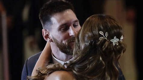 Antonella Roccuzzo And Lionel Messi Hot Kiss Romantic Wedding Ceremony