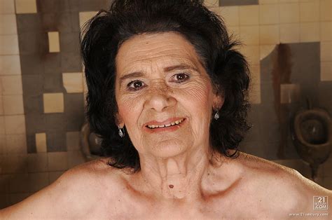 年老いたおばあさんは、パンティをはいておっぱいとおまんこを自慢することに抵抗がない アダルト画像、セックス画像 2545037 pictoa