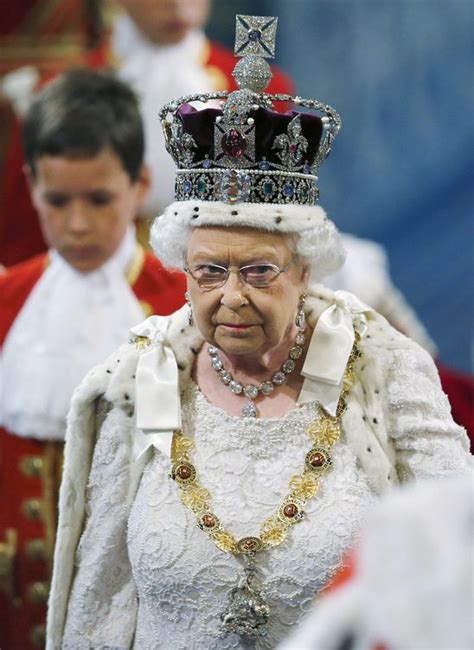 La Reina Isabel Preside La Apertura Del Parlamento Con Más De 300