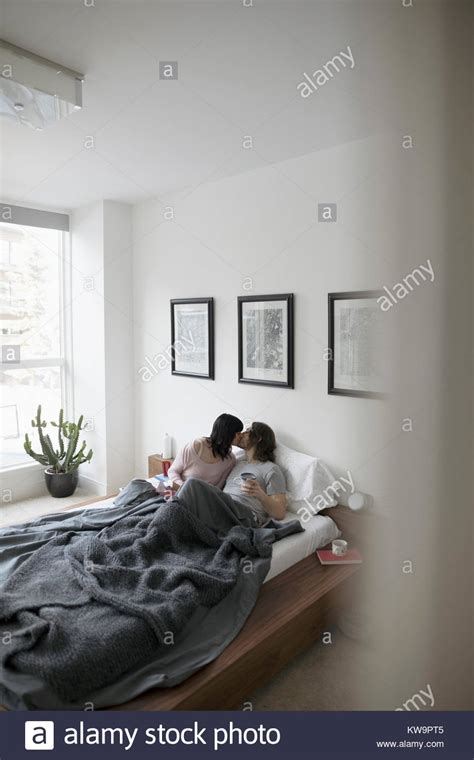 Mann Und Frau Beim Küssen Im Bett Fotos Und Bildmaterial In Hoher