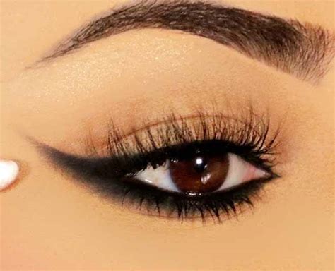 Take your favorite eyeliner and apply it on your upper lash line with eyeliner brush. Quick Makeup Hacks: 7 Different Eye Makeup Looks With ...